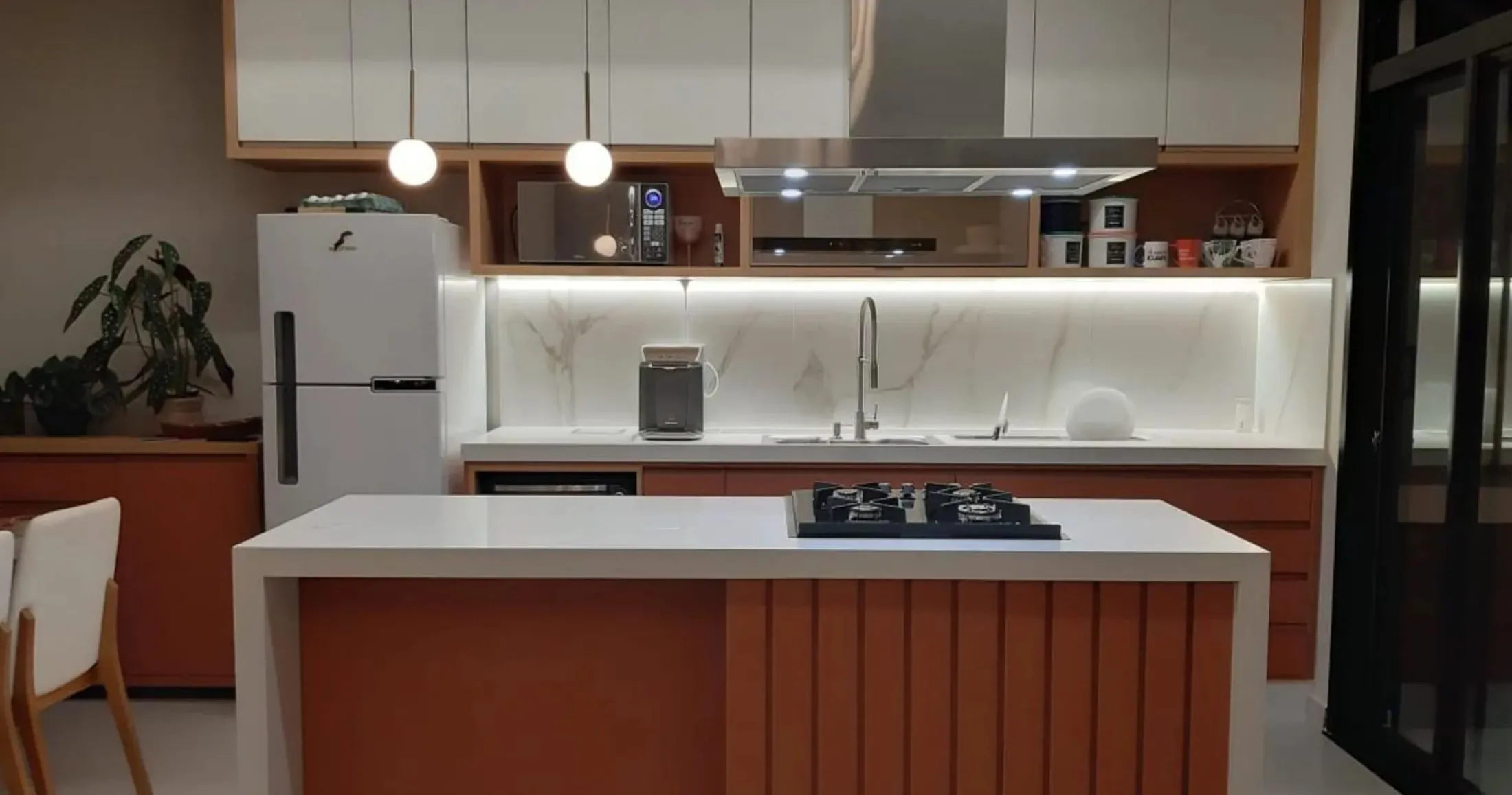 Cozinha com ilha e bancada em pedra, da Granponce